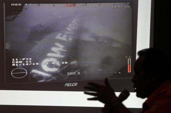 這是1月14日新加坡國防部長黃永宏在其社交網(wǎng)站上傳的亞航失事航班QZ8501機(jī)身照片。