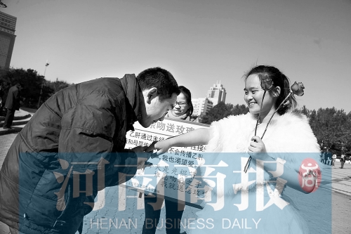 　一名男士上前，準備親吻女孩的手