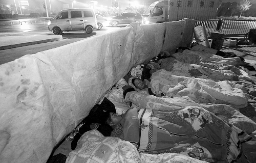 在寒冷的冬夜，為了能省點錢，方便接活，民工們?nèi)运跇蛳隆? complete=