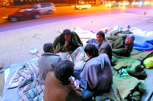 寒風(fēng)里，他們以打牌來打發(fā)枯燥的生活。