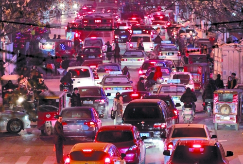 昨晚11點(diǎn)，二七廣場(chǎng)仍較擁堵。圖為東太康路在擁堵中。