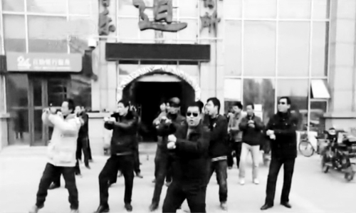 一度成為熱點(diǎn)的“騎馬舞討薪”視頻截圖