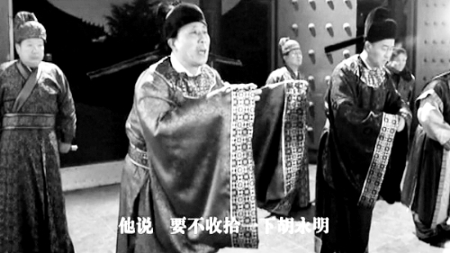 微電影中，“權(quán)貴人士”對(duì)“胡永明”多加陷害 視頻截圖