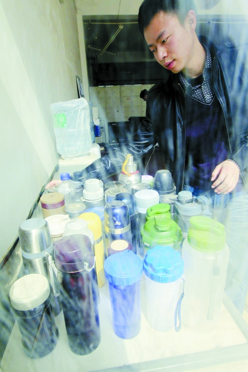 怕堵在路上，公交司機(jī)不敢喝水，把杯子放在了調(diào)度室