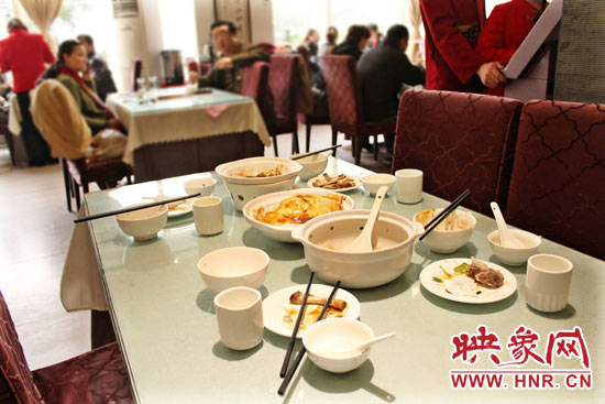 3月22日，阿五美食英協(xié)路店幾位顧客用完餐后，盤子里的食物所剩無幾。