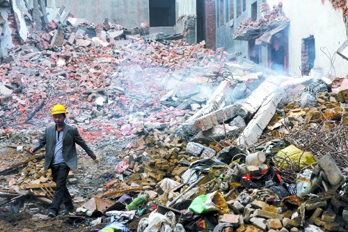 一座清朝老宅被一把火燒成了灰燼。透過青煙，才能看到它曾存在過的痕跡