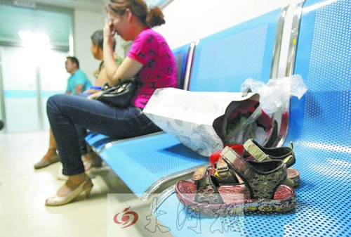 7歲男孩去廁所被“精神病”大男孩捅十多刀,孩子父母和孩子姥姥在手術(shù)室前痛哭。孩子的涼鞋上全是血跡。