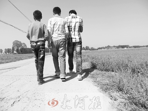 親眼目睹小伙伴在自己面前慘遭橫禍,三個(gè)孩子變得異常沉默。