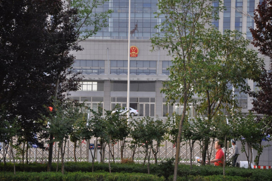 　　圖為魏都區(qū)政府門(mén)前的國(guó)徽和隱約的“為人民服務(wù)”字樣。來(lái)源：光明網(wǎng)