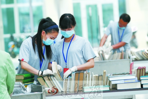 工作人員正在忙著整理書籍,逐一登記、歸類。