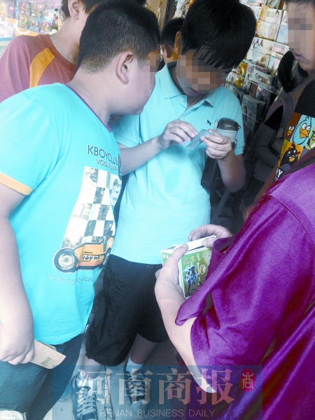 小賣鋪內(nèi)，孩子們圍在一起查看“中獎(jiǎng)”情況