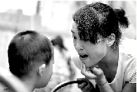 　張麗梅的發(fā)音吐字并不清晰。但她每次教兒子練習，都力求做到“聲情并茂”。