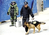 排爆專家、警犬在現(xiàn)場待命。