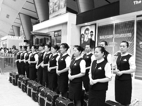 本想著上了學(xué)能安排到高鐵或地鐵單位當(dāng)乘務(wù)員，結(jié)果只是去做安保服務(wù)，許多學(xué)生稱上當(dāng)了