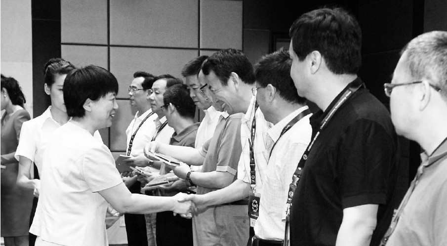 河南省委常委、宣傳部長(zhǎng)趙素萍給中國(guó)紀(jì)錄片播出聯(lián)盟理事臺(tái)發(fā)放牌匾