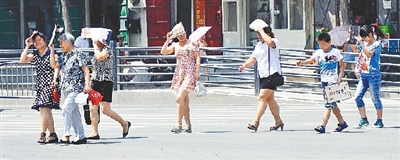  街頭，遮擋陽光是一門“技術(shù)活”。