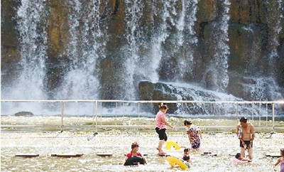 能玩水的地方，人一定多。