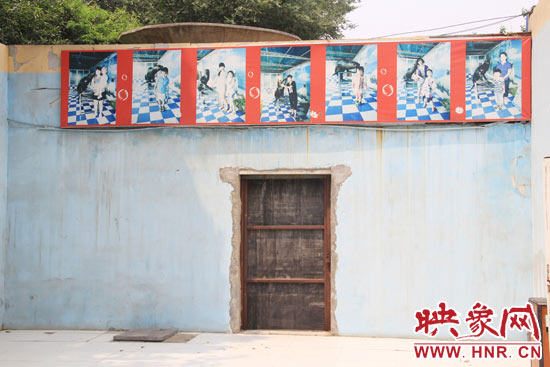 在鄭州市動物園內的海獅館內，隨處可見游客與動物合影的宣傳畫。