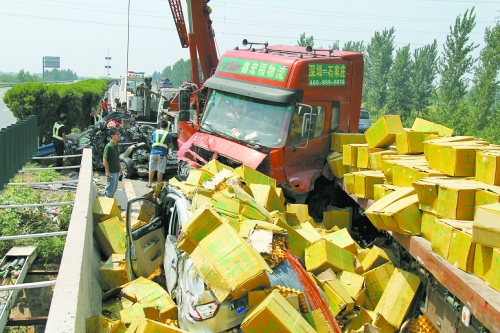大貨車旁邊的海馬轎車被雞蛋砸中，車上兩人逃脫及時(shí)，僅受輕傷。