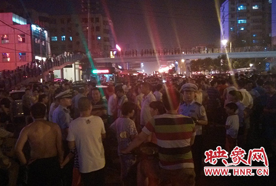 8月7日晚20時許，幾位交警在人群中