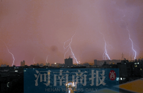 昨天21:30左右，雷電頻頻“光顧”鄭州市區(qū)