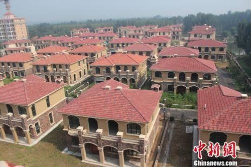 在鄭州市惠濟區(qū)花園口鎮(zhèn)申莊村的黃河岸邊，這處豪華別墅群蔚為壯觀。侯偉勝 攝