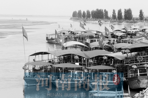 這些出航的船只，都沒有相關資質(zhì) 記者 王春勝/攝