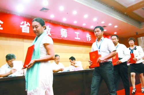 昨日，我省諸多優(yōu)秀教師獲頒“師德標(biāo)兵”、“師德先進個人”等榮譽證書。