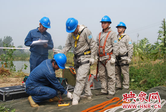 “弟兄們”每次上塔作業(yè)，樊建軍都要認(rèn)真核對檢查，不容一絲失誤出現(xiàn)。