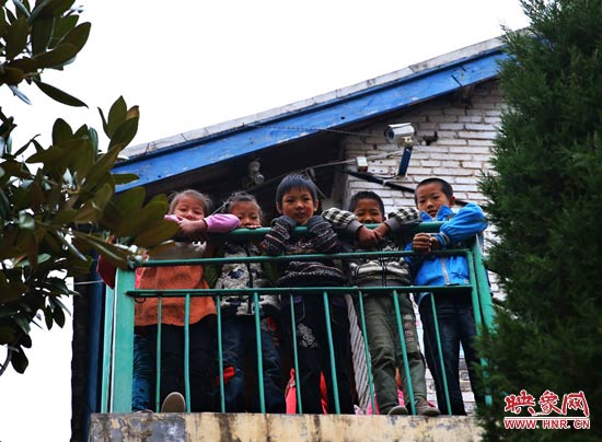 對于記者的到來，孩子們充滿了好奇