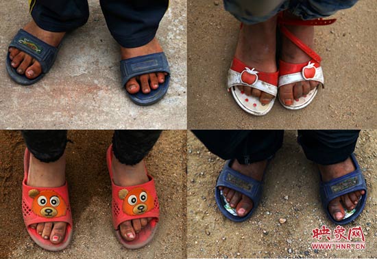 山里的溫度已經很低了，有些孩子還是光腳穿著拖鞋。