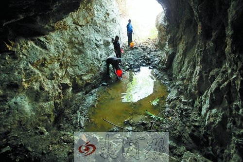 村民說以前這里的水很深，現(xiàn)在也就剩這么一點(diǎn)兒了。