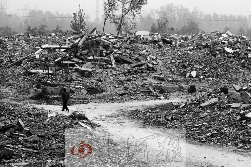 綠城街頭，海量的建筑垃圾令人觸目驚心。