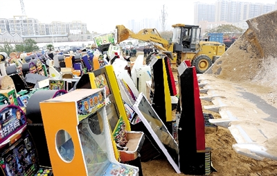 昨日16時，在鄭州市公安局治安支隊院內(nèi)，省會警方集中銷毀了“雷霆”行動中查獲的賭博機(jī)等涉賭物品