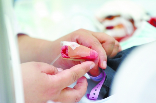 早產(chǎn)兩個(gè)月，孩子的生命之路更需要親人的陪伴。