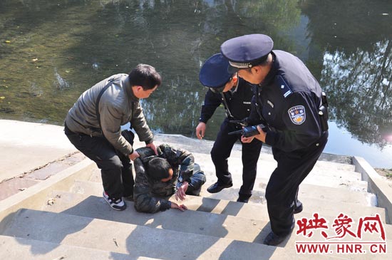 該男子滾入冰冷的金水河，嗆了幾口污水，連滾帶爬從水中出來(lái)，隨后被金水路派出所民警救上岸。