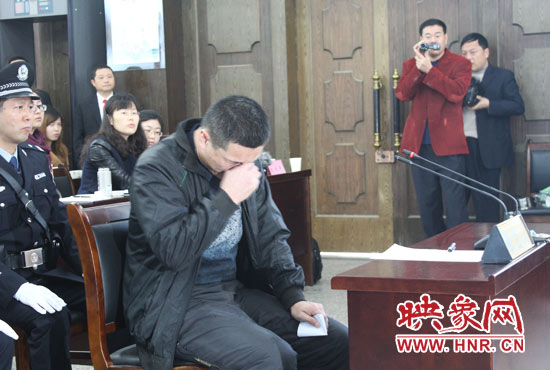 庭審現(xiàn)場，被告人常樹民哽咽著宣讀手中的悔恨書。