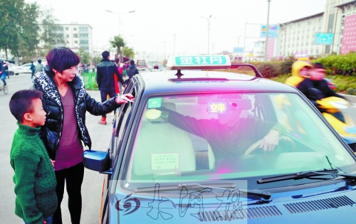 看見有帶小孩的乘客，王師傅都會(huì)遞上字條，提醒乘客。