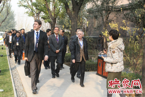 河南鄭州2013服務(wù)外包大會(huì)的嘉賓們參觀了金水科教園區(qū)和河南外包產(chǎn)業(yè)園并留下了深刻的印象。