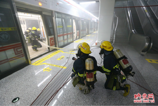 人員疏散完畢后，消防隊(duì)員開(kāi)始滅火