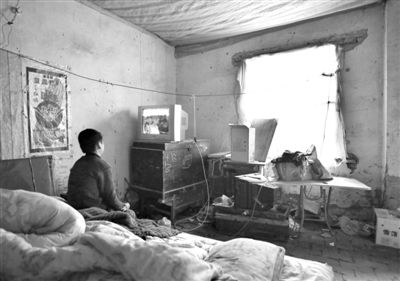 11月21日，武文英小兒子中午放學(xué)回家坐在床上看電視，母親進(jìn)看守所之后，小兒子變得沉默寡言。