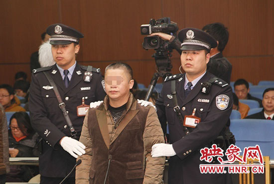 被告人被法警帶上法庭時，身上沒有戒具，也沒有剃光頭。（圖片來源于微博@豫法陽光）