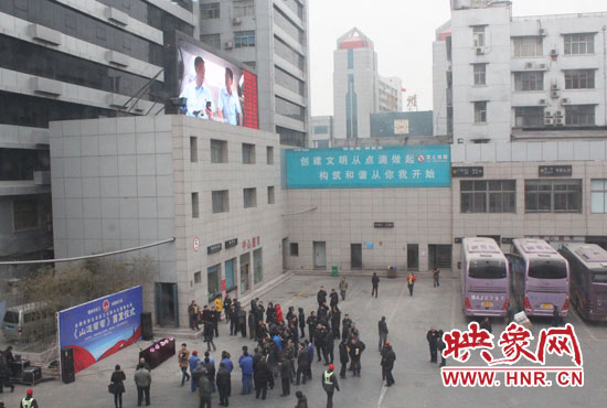 大巴車內(nèi)均在播放著這部以農(nóng)民工討薪為題材的微電影。