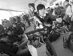 由于媽媽生病，盧文成只得中途放棄騎行改乘火車趕回老家。