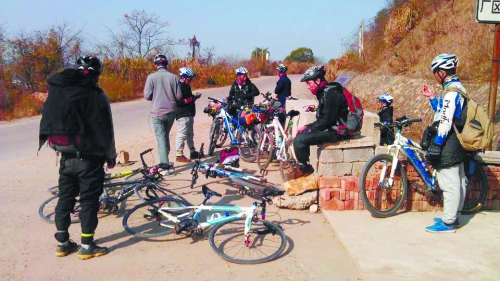 1月21日，他們路過湖南中路鋪鎮(zhèn)，在路邊短暫休息。