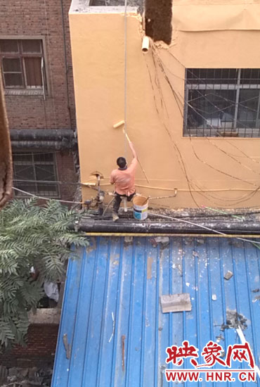 在13年11月多家媒體該酒店加蓋事件后，該酒店派人將樓層加蓋處統(tǒng)一刷上黃漆(附近小區(qū)居民提供)