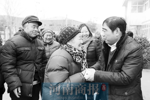 商丘市義工聯(lián)會(huì)長李東亮到敬老院看望老人