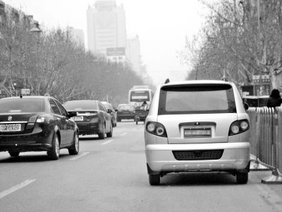 鄭州街頭無(wú)牌四輪電動(dòng)車(chē)“裸奔” 交通安全存隱患