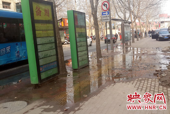 公交車站處臭氣沖天污水橫流，行人幾乎無法在此等車