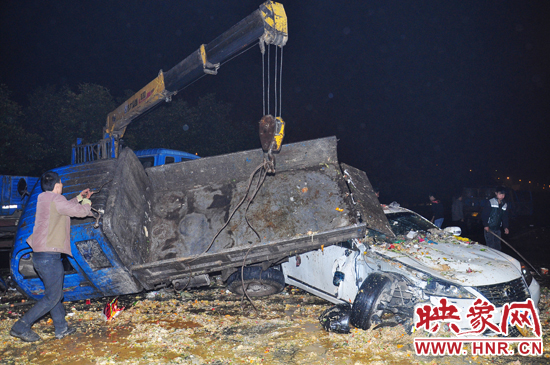 滿滿的一車泔水和垃圾傾瀉而下，鋪撒在路面和凌志車上，數(shù)十米遠(yuǎn)都能聞到泔水的惡臭。